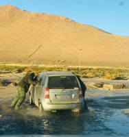 Una pareja casi muere congelada en la Puna luego de atascar su auto en un río congelado