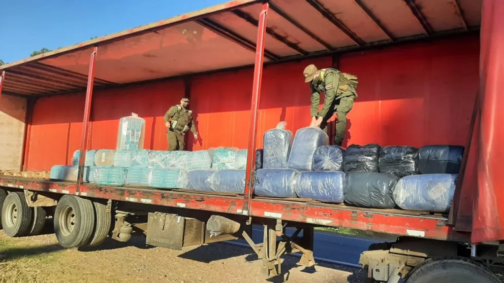 Encontraron hojas de coca y cigarrillos de contrabando en un camión