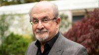 Qué se sabe de la salud de Salman Rushdie, el escritor que fue apuñalado