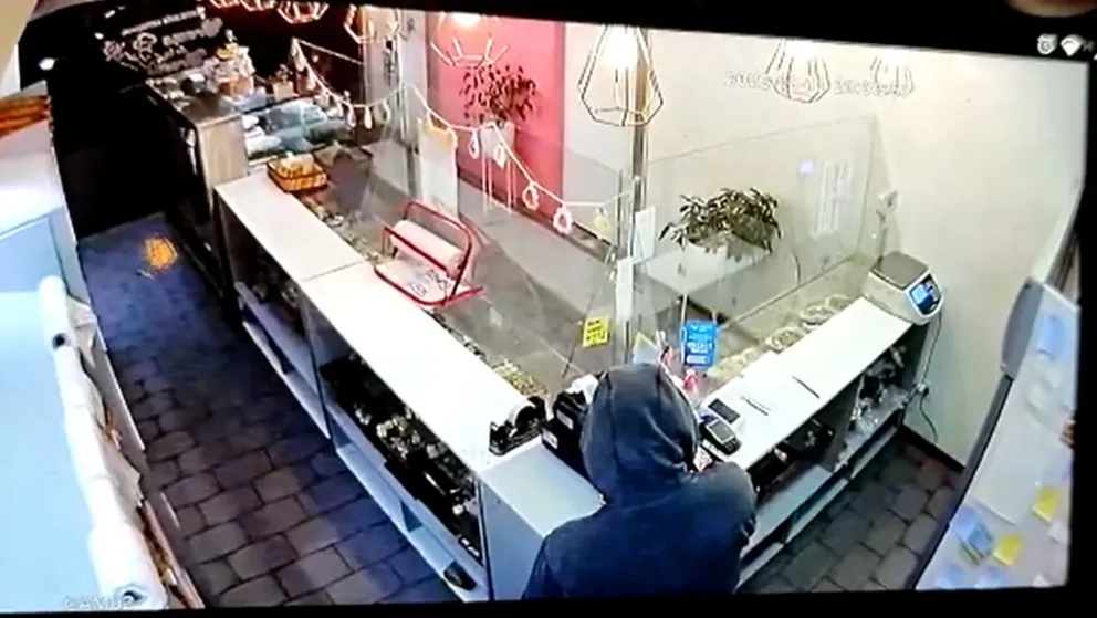"Dame todo o te meto un tiro": así asaltaron una reconocida panadería del Alto Valle. Mirá el video.