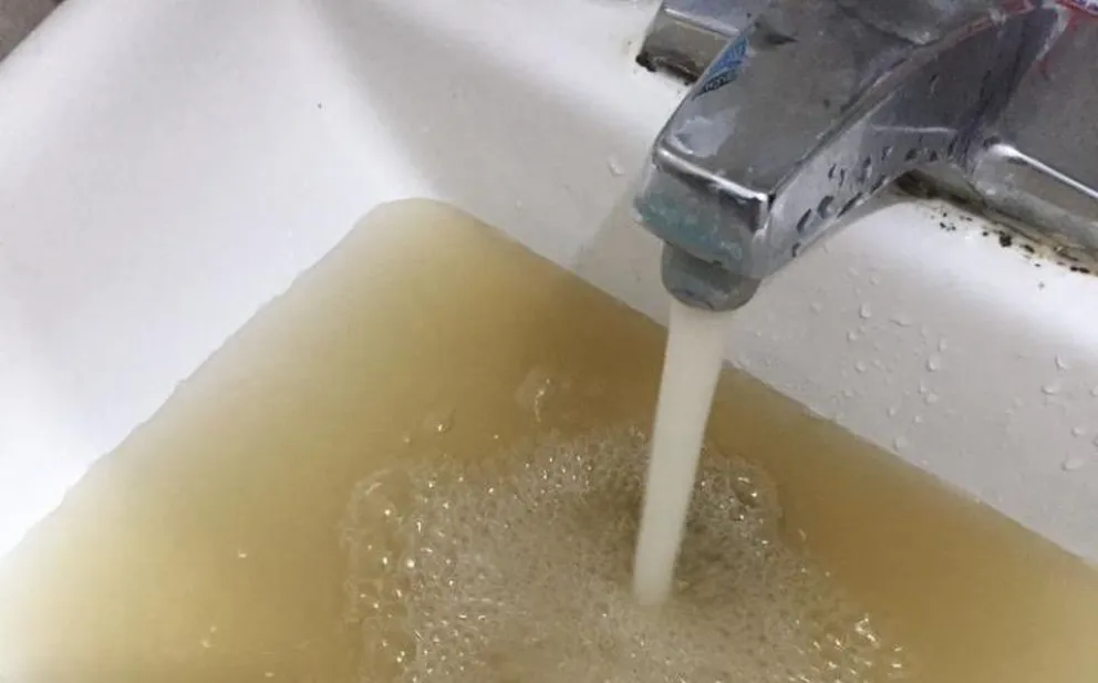 Agua con altos niveles de turbiedad 