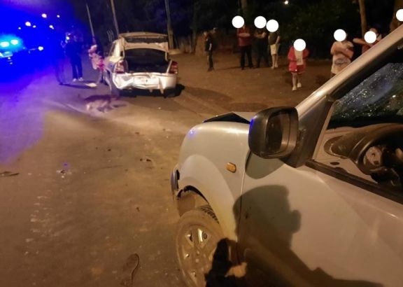Accidente en Oberá: un vehículo impactó a otro y se llevó por delante a cuatro peatones