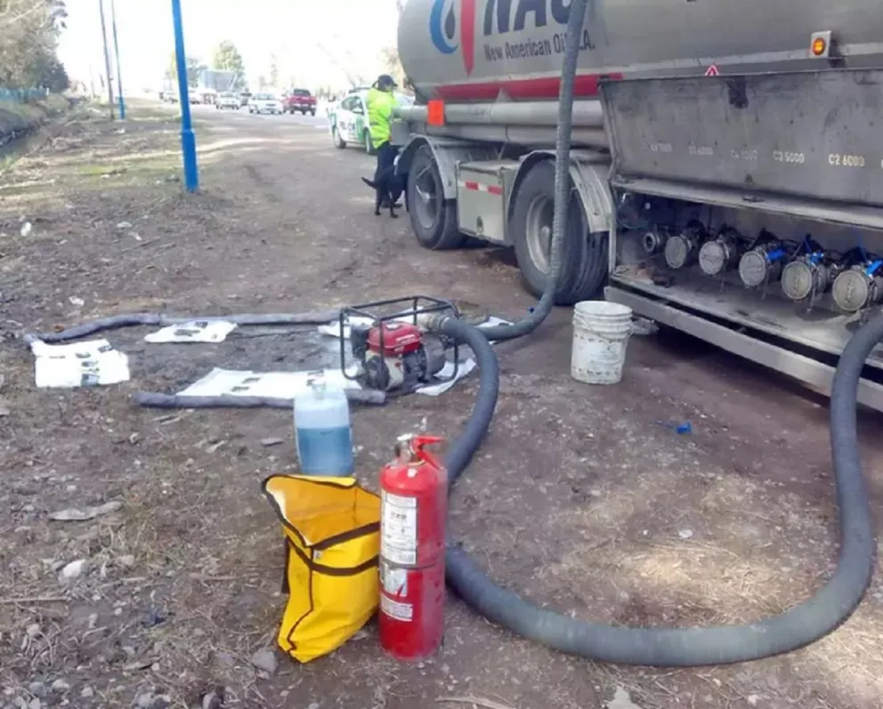 Un peligro: Movían combustible desde un camión estacionado sin las medidas de seguridad 