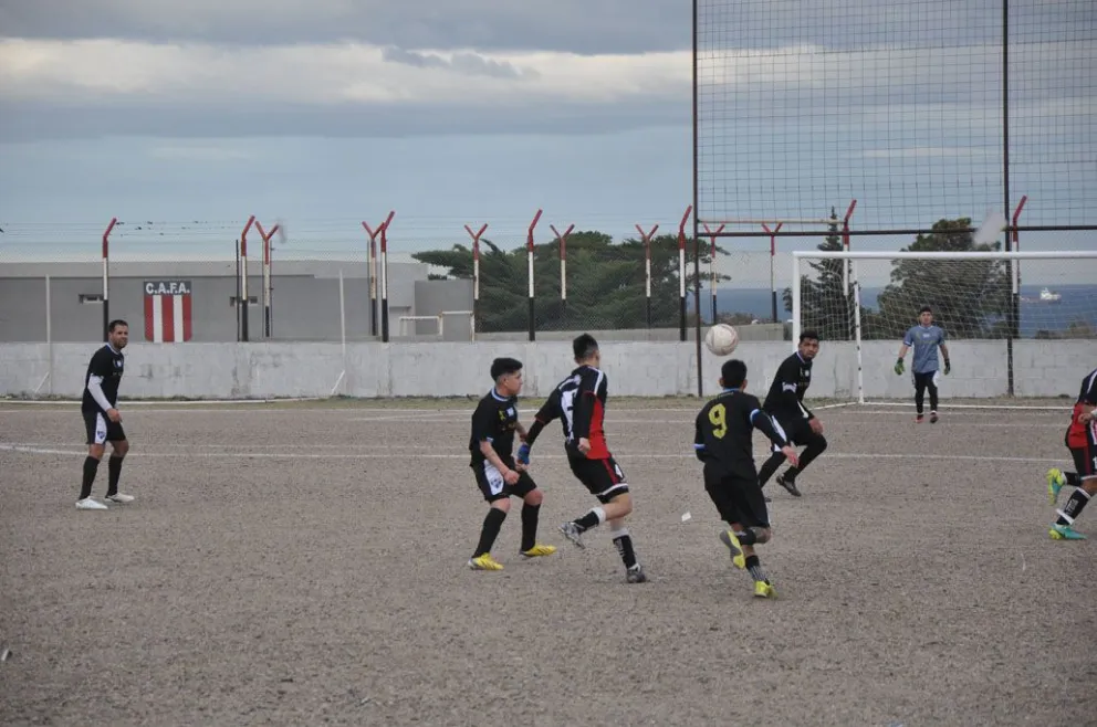 Fútbol Categoría B:  Ameghino sigue liderando