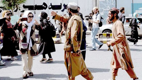 Talibanes dispersaron a los tiros una marcha de mujeres