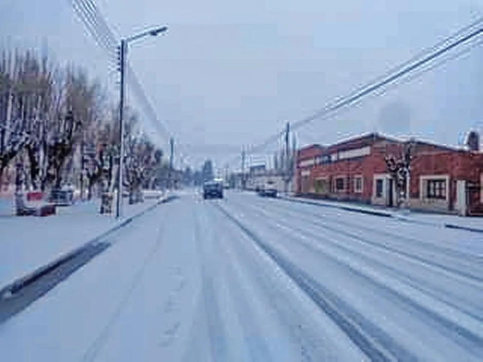 Cierres de circulación, vuelos suspendidos y numerosos inconvenientes por la nevada