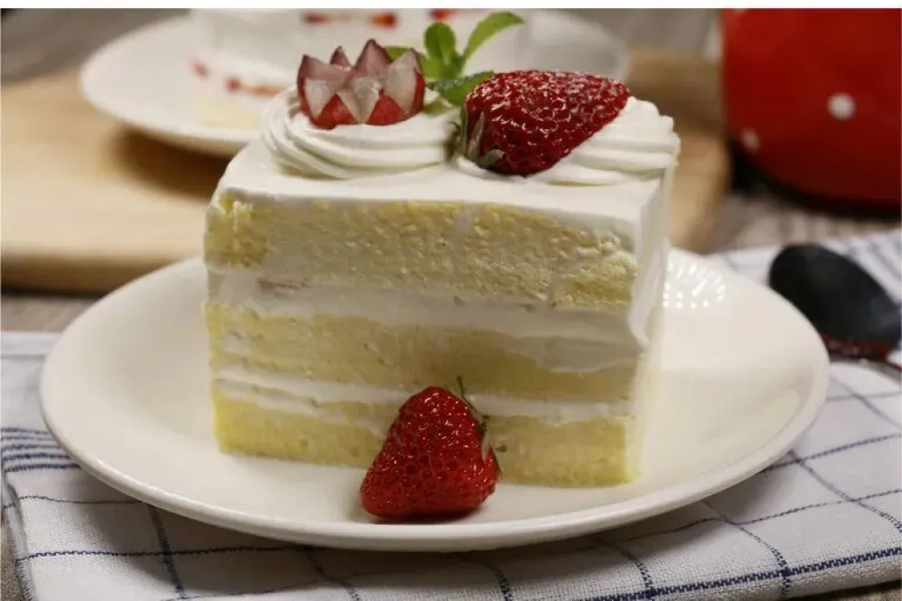 Riquísimo: paso a paso para hacer una torta de vainilla con glaseado de queso crema