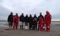 Guardas ambientales se vistieron de héroes y salvaron de morir a tres ballenas en Caleta de los Loros