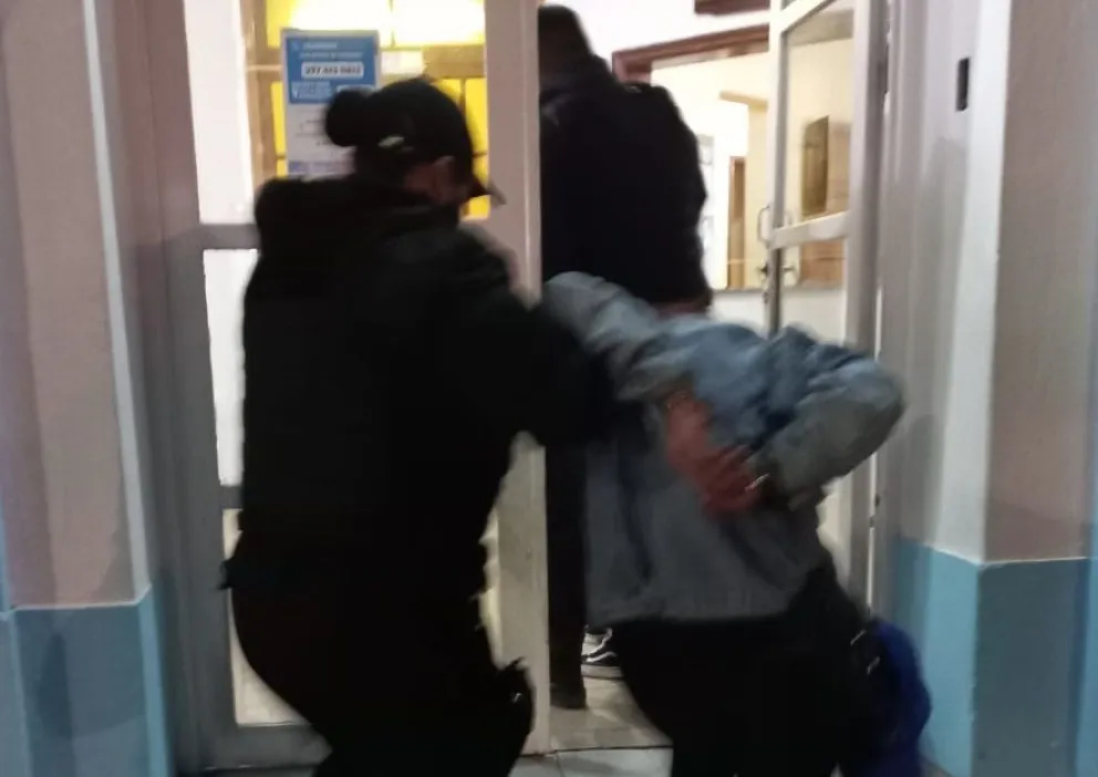 Tres jóvenes detenidas por provocar daños en un pub y resistirse al arresto