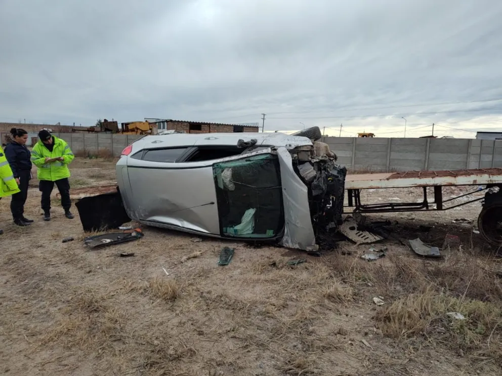 Un Focus terminó destrozado en una furiosa carrera y el conductor desapareció