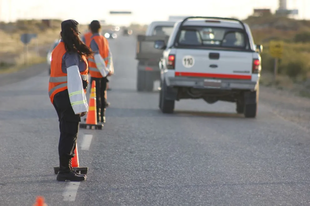 Dos roquenses viajaban en un auto con patente falsa y otras irregularidaxdes