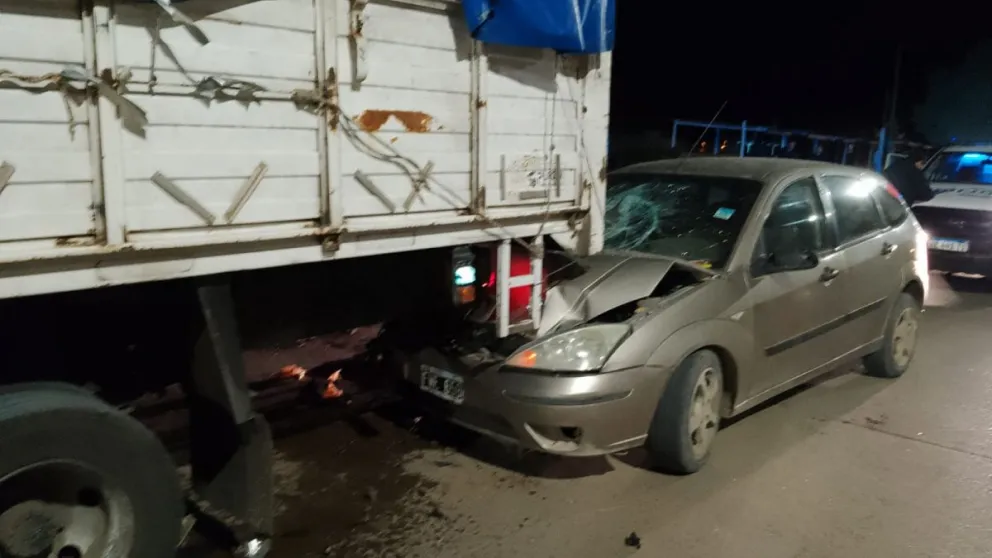 Un automovilista chocó contra un camión estacionado en la avenida Juan de la Piedra
