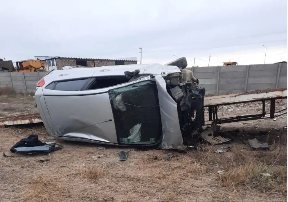 En confuso episodio, aparecieron a reclamar por el auto volcado en la ruta 1