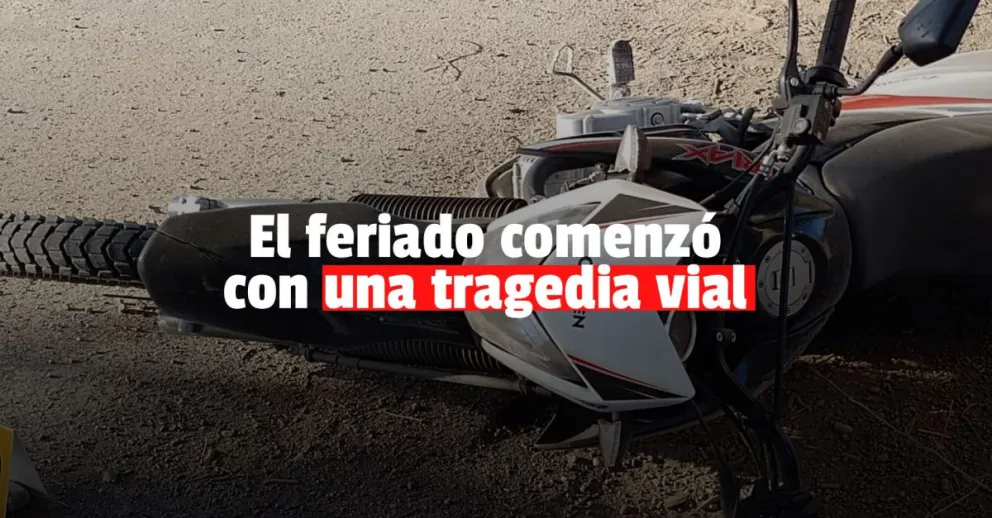 Un motociclista chocó con un montículo de tierra y murió