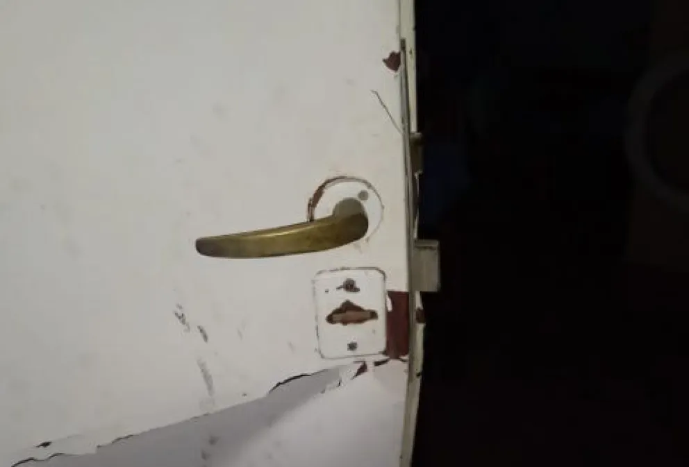 Está de viaje y le reventaron la puerta para robarle