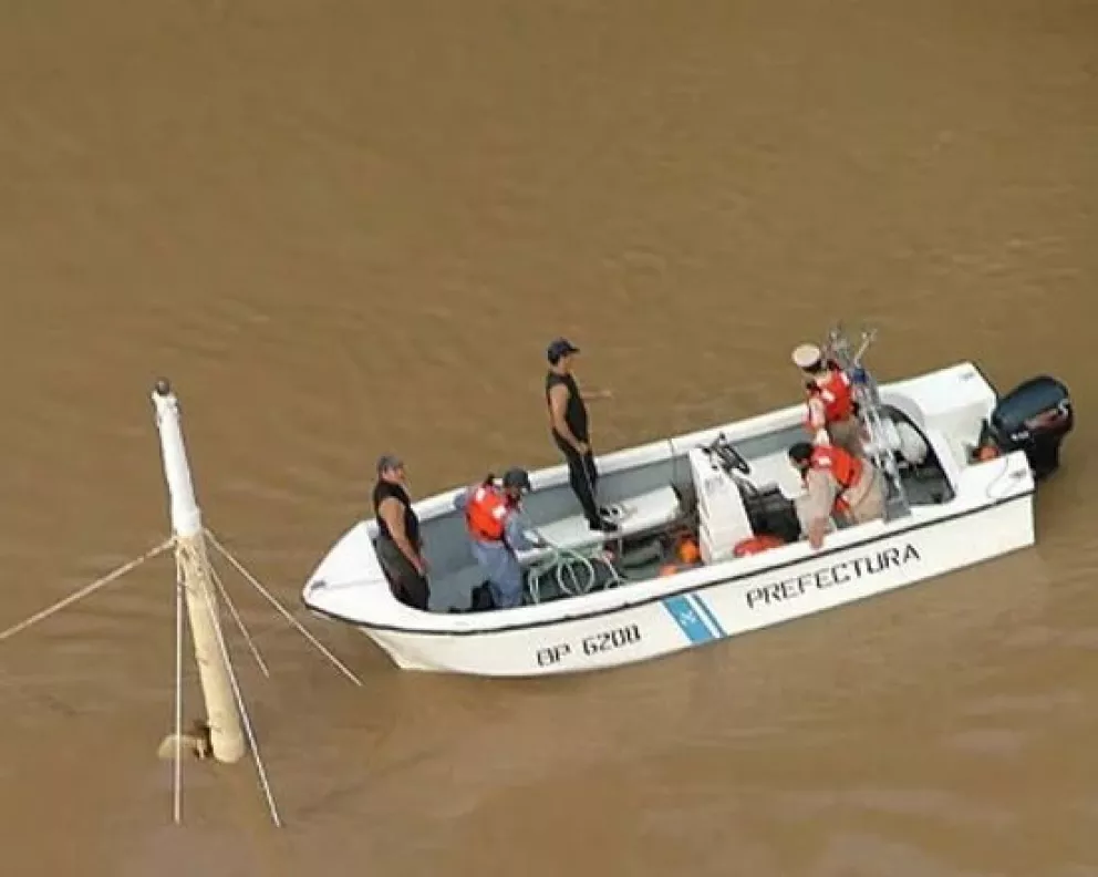 Corrientes: sigue la búsqueda del pescador tras el choque entre una barcaza y una lancha en el Paraná