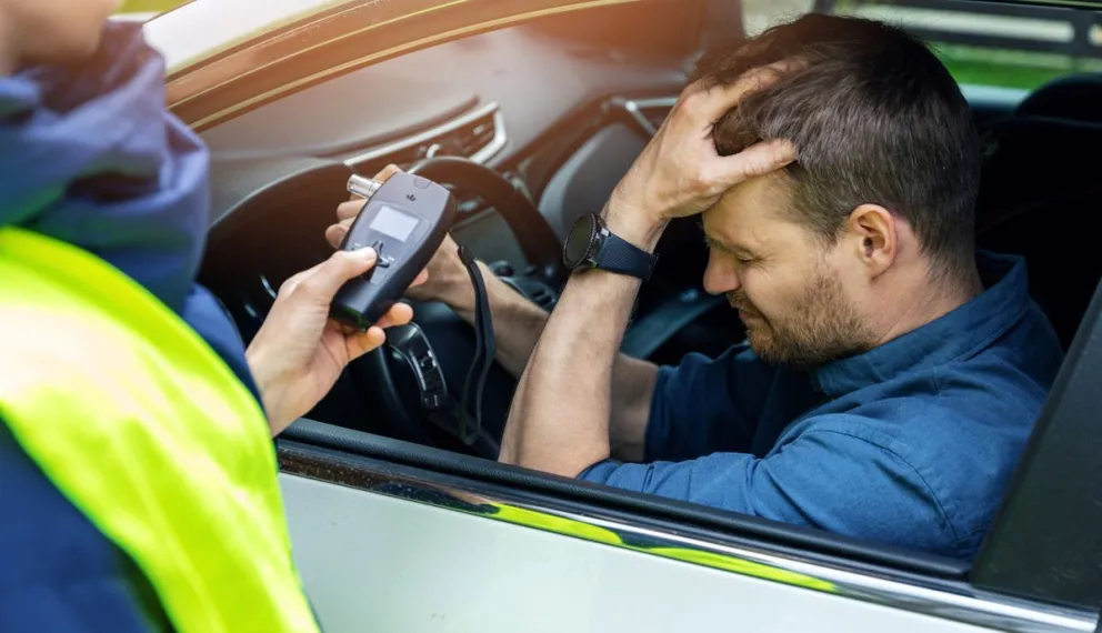 Otro caso de alcohol al volante: un borracho ocasionó un terrible choque contra un taxi rosa