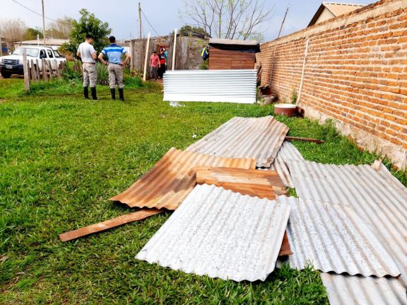 Temporal dejó voladuras de techos y postes caídos en Santo Tomé