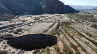 Preocupación en Chile: el misterioso agujero gigante hallado en la tierra no para de crecer  