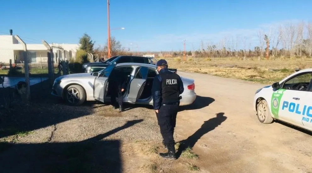 La policía encontró un auto de alta gama abandonado 