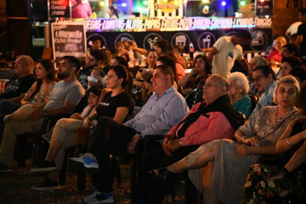 El intendente Jofré asistió a la obra “Don José de Yapeyú” que se presentó en el Paseo Ferroviario