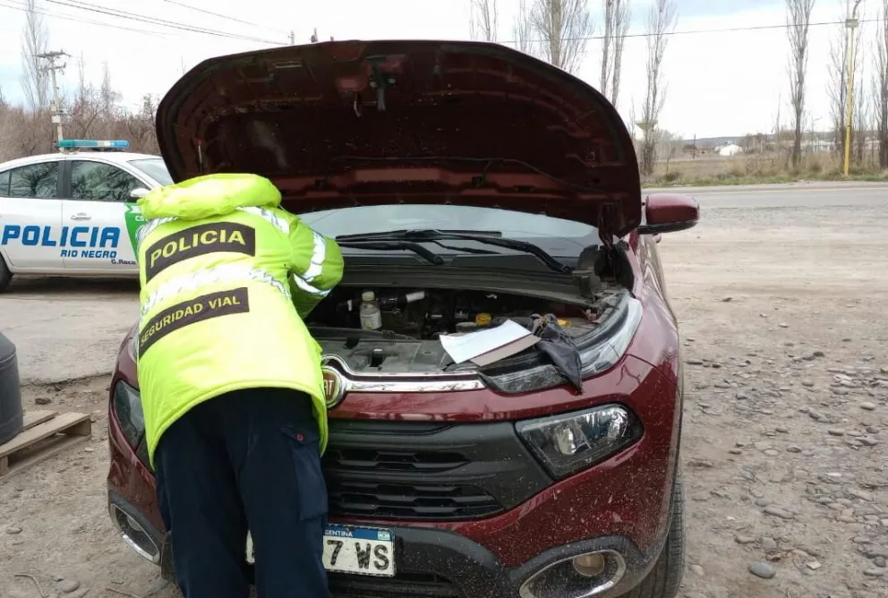 Todo trucho: La policía secuestró una camioneta por diversas adulteraciones 