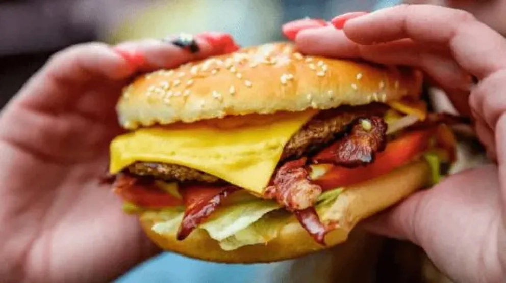 ¡Un asco! Un joven encargó una hamburguesa y encontró algo insólito