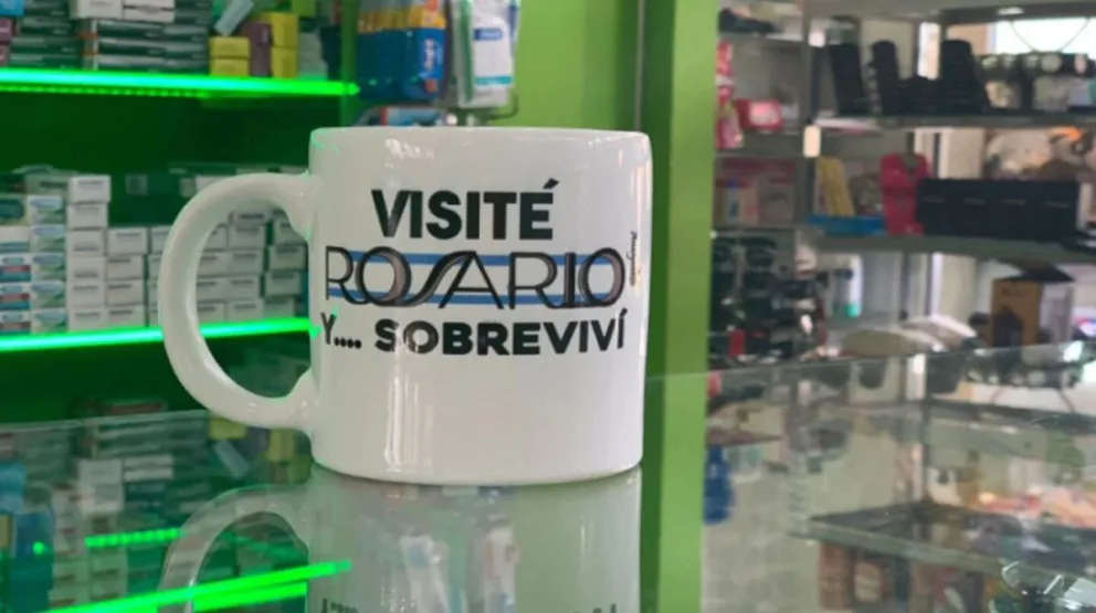 “Visité Rosario y sobreviví”: la polémica taza que se vende en la terminal de micros de la ciudad