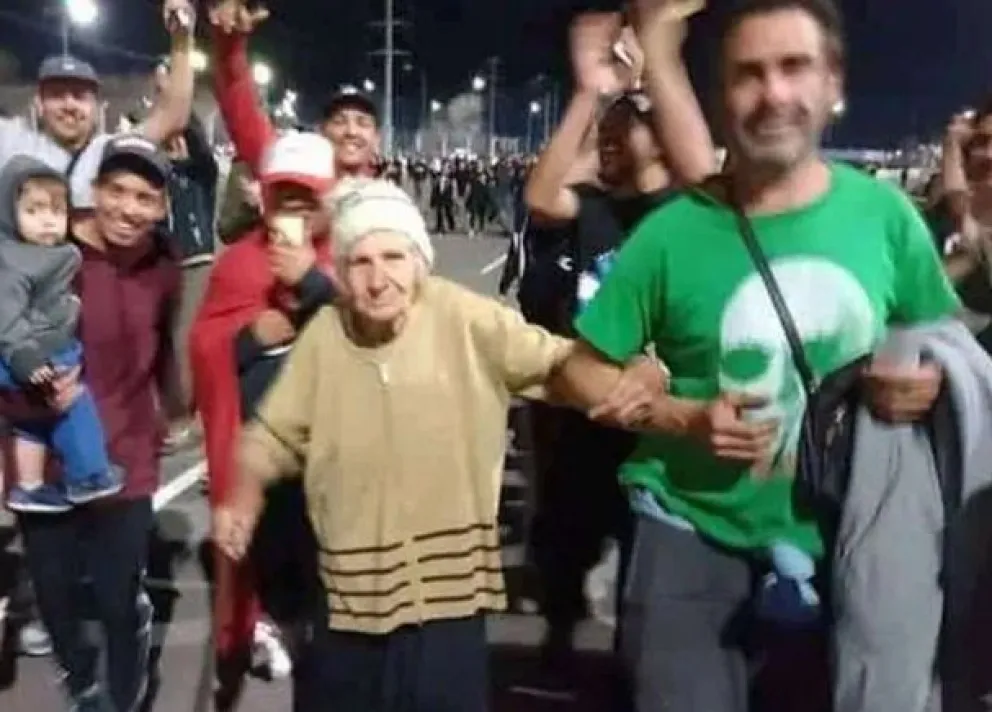 Una abuela de 82 años fanática del Indio Solari fue al recital de los Fundamentalistas y recibió una increíble sorpresa