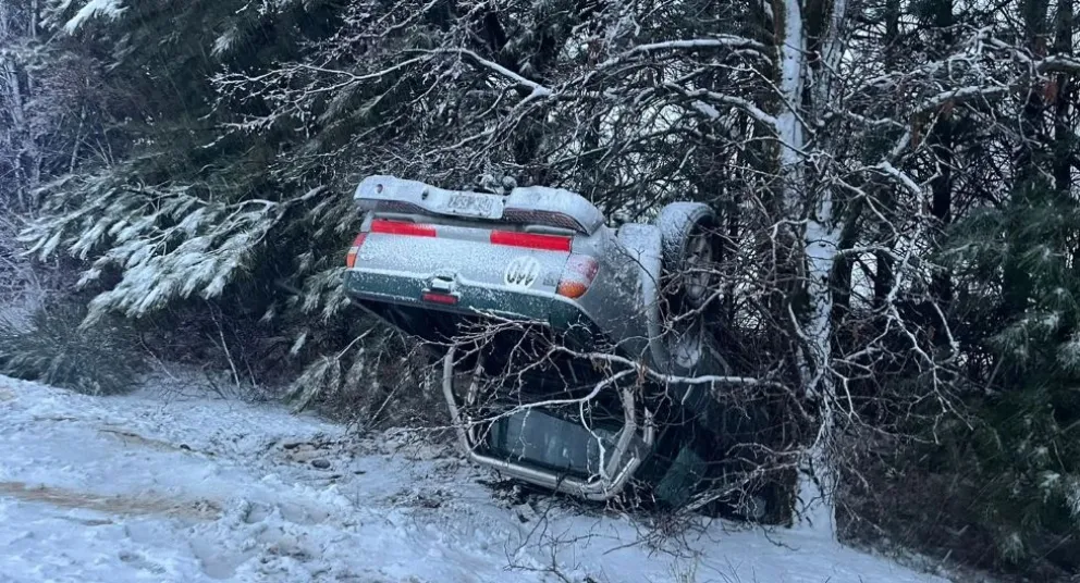 Una camioneta volcó sobre la Ruta 40 a pocos metros del ingreso al Aeropuerto Chapelco