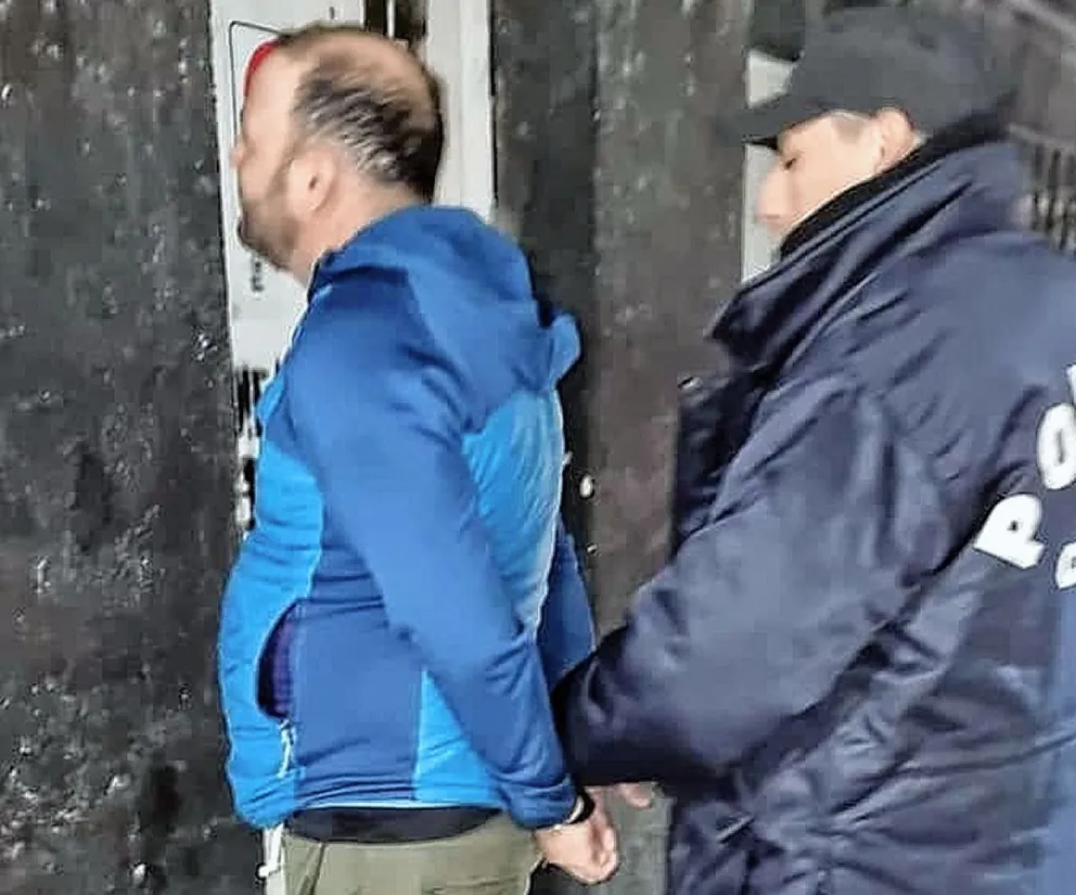 Discutió con un conocido en céntrica cervecería, fue a buscar un arma y cuando volvió fue detenido por la policía