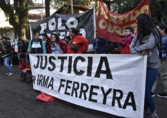 Agrupaciones sociales piden justicia en el inicio del debate oral por el crimen de Irma Ferreyra