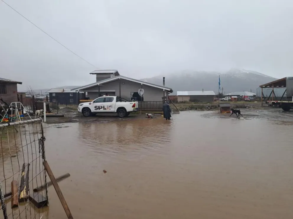 Durante el temporal, un hostel y varias viviendas inundados