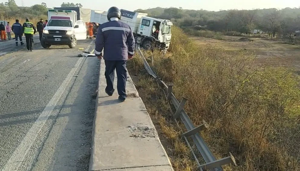 Terrible accidente: intentó rebasar a un camión y chocó con otro que venía