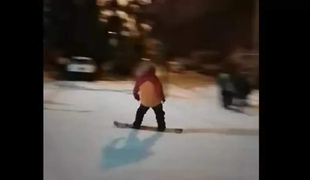 Mirá como se divierten con la nevada en un barrio de Bariloche