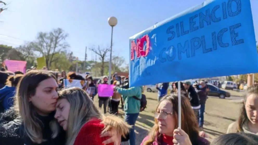 Marcha de madres en el hospital de Córdoba por las muertes de bebés