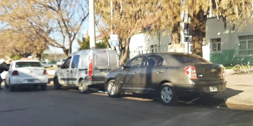 Gran lío en el tránsito por particulares que tapan paradas de taxis
