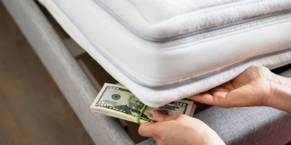 ¿Tenés dólares?: los lugares donde no conviene guardarlos en casa 