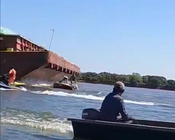 Así fue el momento en que una barcaza atropella una lancha en el Paraná