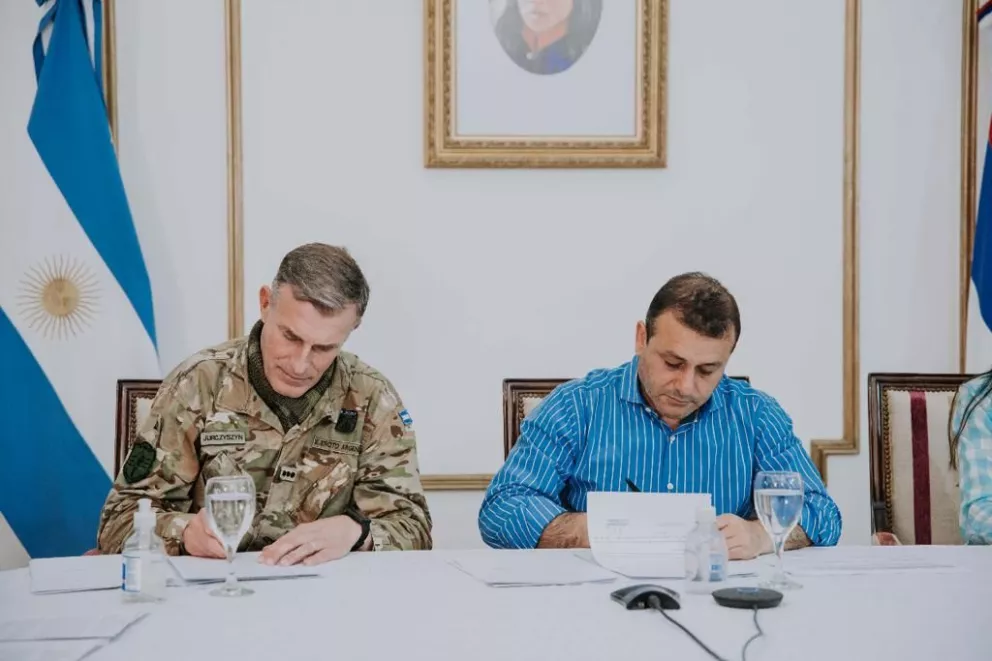 Firman convenio para que la provincia capacite a soldados voluntarios del Ejército
