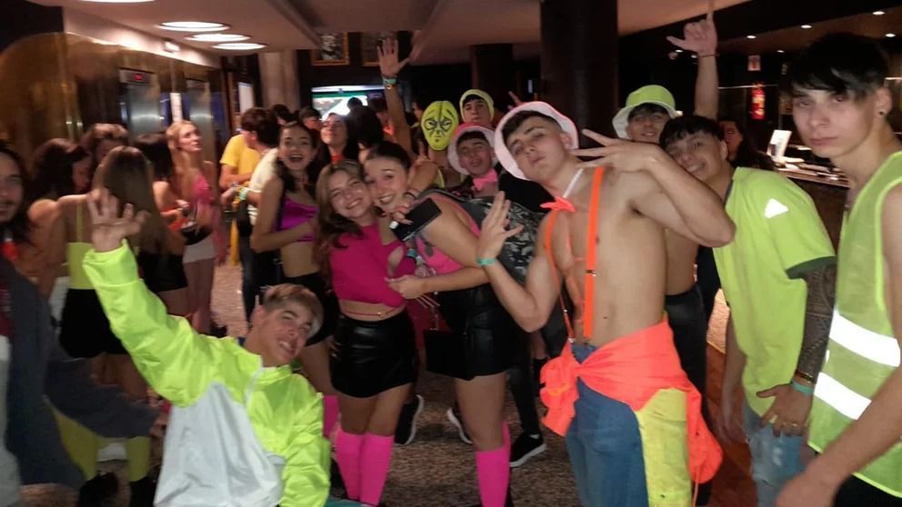Un joven con parálisis cerebral disfrutó con sus compañeros de su viaje de egresados en Bariloche