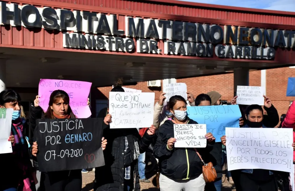 Familiares de los bebés muertos en Córdoba pidieron justicia frente al hospital: “Que den la cara”