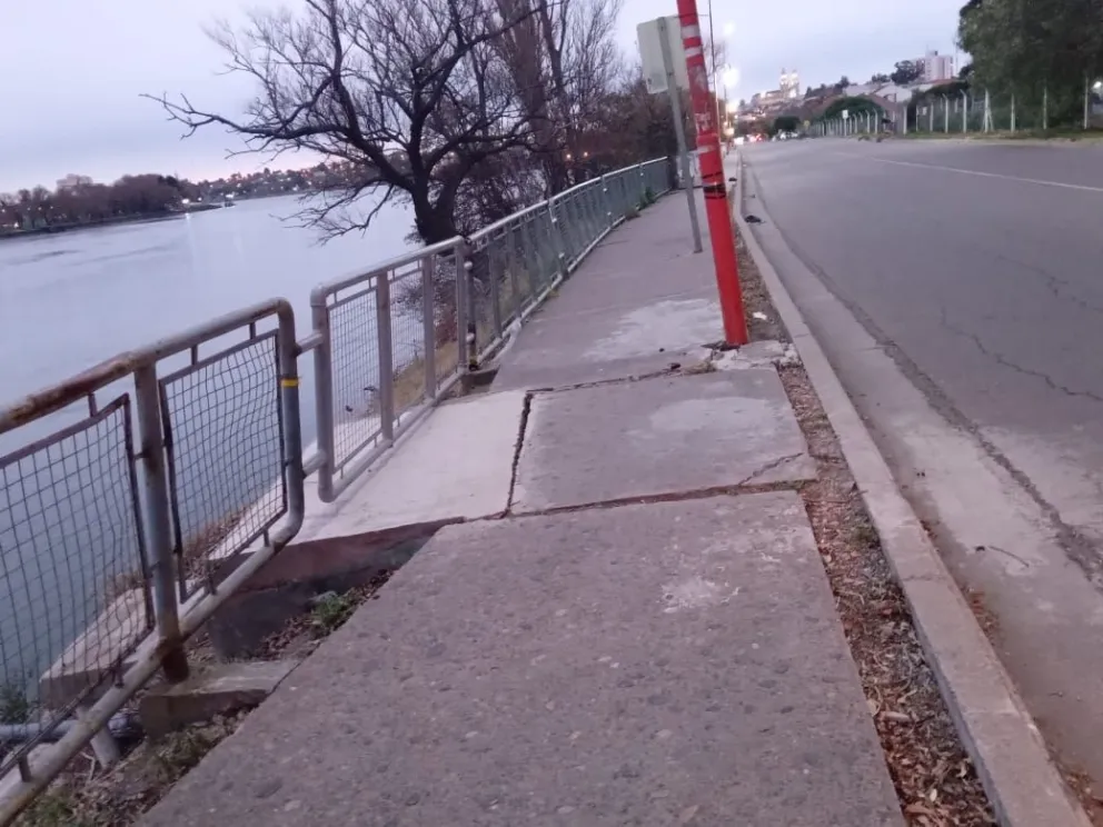 Preocupa el estado de deterioro que presentan algunos sectores de la costanera maragata
