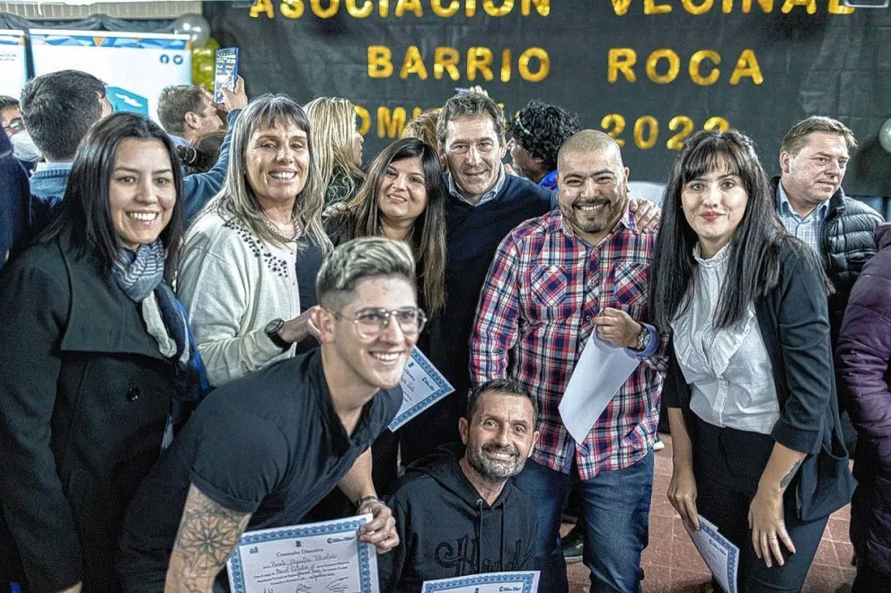 Luque participó de la asunción de la nueva comisión vecinal del barrio Roca