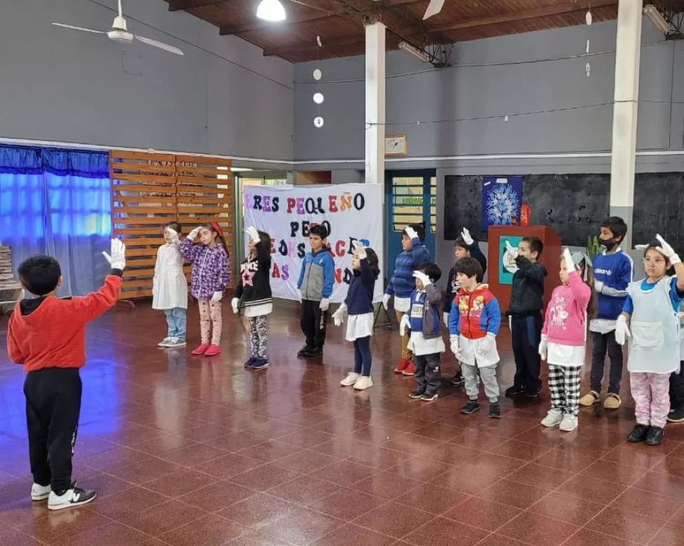 Santo Pipó: alumnos entonaron el Himno Argentino con lenguaje de señas