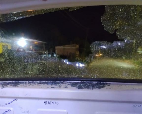 Atacaron con piedras a una unidad de transporte del servicio urbano de pasajeros de Puerto Esperanza