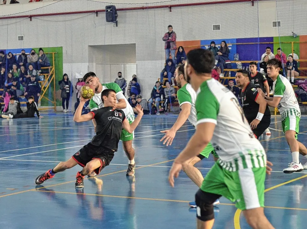 Los varones de Petroquímica ganaron en el debut