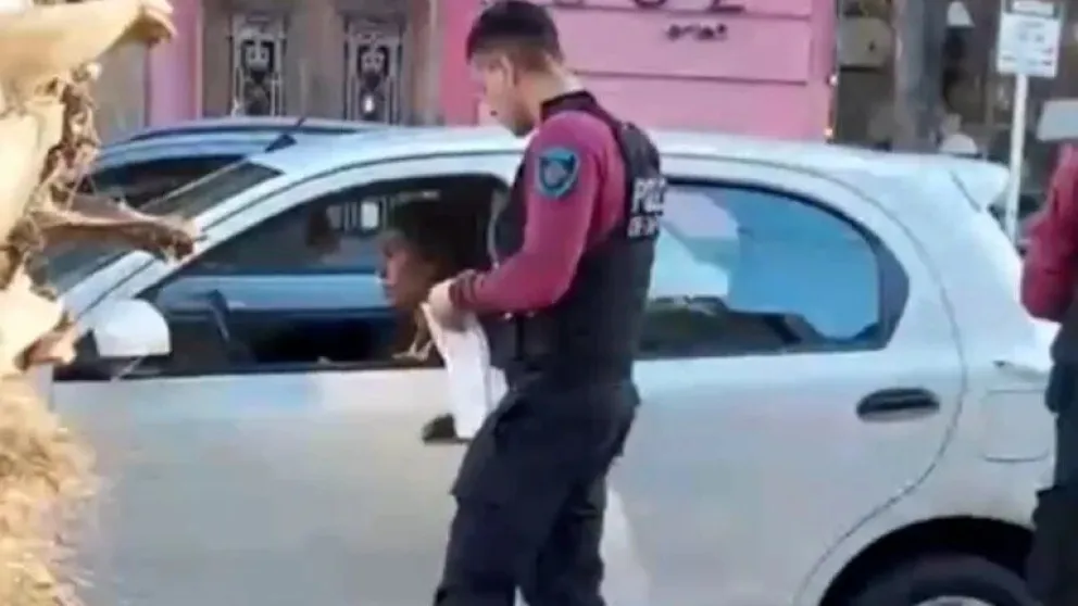 Ernestina Pais chocó en Palermo, intentó escapar y la frenó la policía