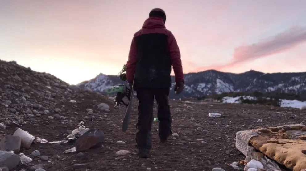 Fue la primera persona en hacer snowboard en una montaña… de basura