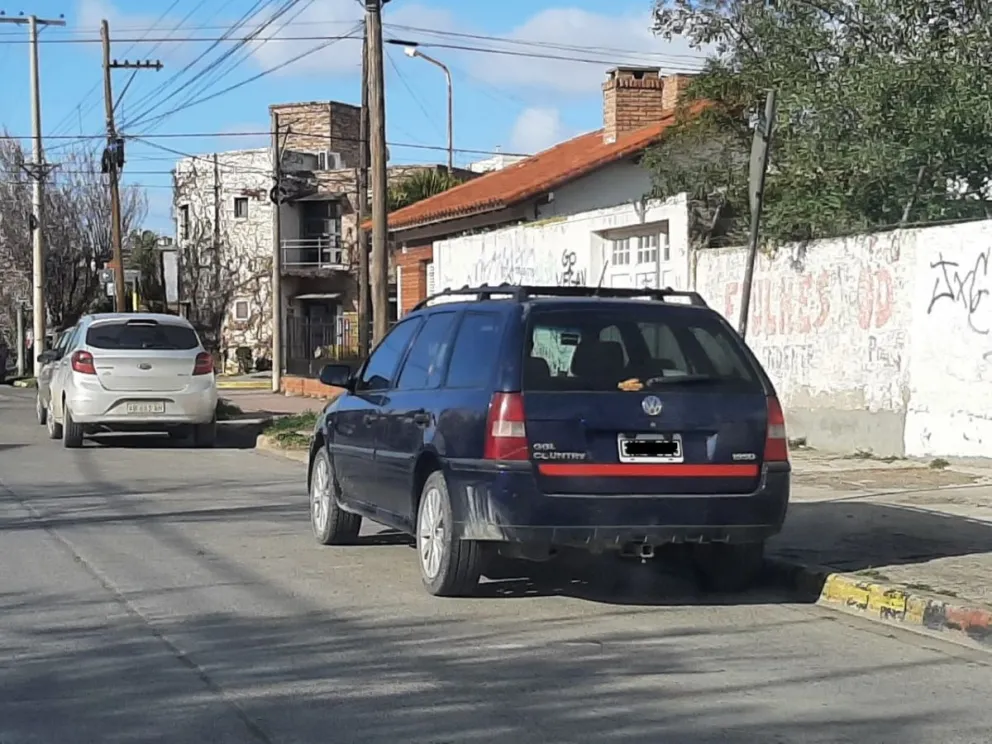 Al reclamo de los taxistas ahora se suman los colectiveros: automovilistas que no respetan las zonas delineadas  